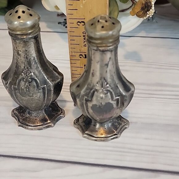 Vintage victorian style pedastal salt and pepper shakers - Picture 2 of 10